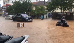 Đà Lạt hóa sông sau mưa lớn, có nơi ngập nửa mét