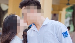 Nụ hôn giữa sân trường của học sinh Phan Đình Phùng ngày bế giảng gây tranh cãi