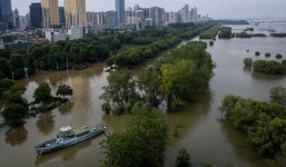 Mưa lũ kỷ lục ở Trung Quốc cũng khiến Mỹ 'khóc ròng'