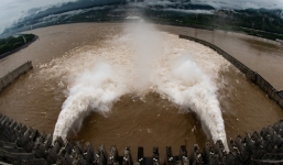 Đập Trung Quốc mở toàn bộ 14 cửa xả lũ, 20.000 ha đất chìm nghỉm trong biển nước