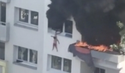 Thót tim xem người dân đỡ 2 đứa trẻ nhảy khỏi tòa nhà đang cháy