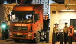 Người dân Trung Quốc đổ xô đi xem đóng cửa lãnh sự quán Mỹ