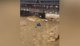 Sững sờ nhìn loạt ô tô trôi cuồn cuộn giữa dòng lũ dữ tại Trung Quốc
