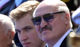 Tổng thống nói Covid-19 là 'bệnh tâm thần' giờ đã nhiễm virus