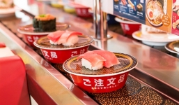 Liếm sushi trên băng chuyền khiến cô gái Việt phải hối hận