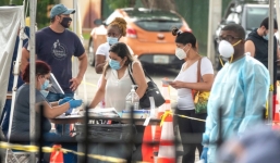 Covid-19 'lan rộng bất thường' tại Mỹ, quan chức khẩn thiết xin người dân đeo khẩu trang