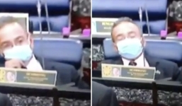 Ngoại trưởng Malaysia bị bắt quả tang vừa đeo khẩu trang, vừa hút trộm vape