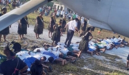 Trung Quốc phản ứng về bức ảnh đại sứ dẫm lên lưng trẻ em