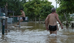 Người dân Hà Nội đầm mình giữa nước lũ sông Hồng