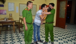 Xúc động khoảnh khắc bé Gia Bảo nằm trọn trong vòng tay bố sau hơn 1 ngày mất tích