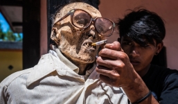 Lạ lùng phong tục khai quật người thân quá cố rồi lao vào 'chăm sóc' để lấy may