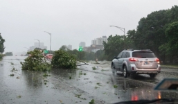 Những điều cần lưu ý khi lái xe giữa mưa dông, sấm sét