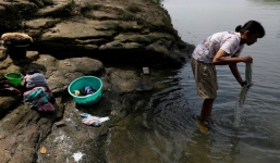 Người dân Indonesia phập phồng lo sợ vì núi rác thải y tế Covid-19 đổ xuống sông