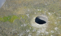 Hàng loạt hố sâu khổng lồ, tròn vành vạnh xuất hiện bí ẩn tại Siberia 