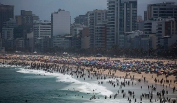 Bất chấp hơn 4 triệu ca Covid-19, hàng nghìn người Brazil cuồng chân đổ xô ra biển