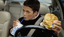 Bộ phận trên ô tô bẩn gấp 4 lần toilet công cộng, nhưng tài xế nào cũng phải động chạm