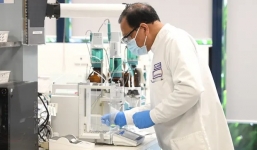 Vắc xin Covid-19 đầy tiềm năng bỗng dừng thử nghiệm vì một tình nguyện viên