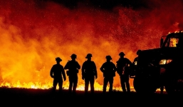 200 trận cháy rừng nhuộm vàng miền tây nước Mỹ như sao Hỏa