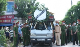 Người thân quỵ ngã trong nước mắt, vòng hoa trắng đau xót tiễn đưa chiến sĩ CSCĐ về cõi vĩnh hằng