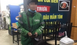 Xót xa cảnh shipper đội mưa gió, chạy 10km giao 2 hộp ốc giữa đêm mà bị khách bùng hàng