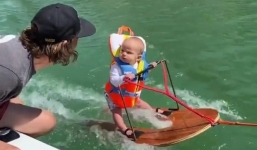 Bé trai 6 tháng tuổi lập kỷ lục người trượt nước trẻ nhất thế giới