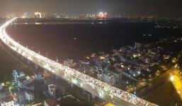 Hiện trường đâm xe liên hoàn trên cầu Nhật Tân gây tắc vài cây số