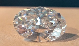 Cận cảnh viên kim cương trắng hoàn mỹ, to bằng quả trứng và thuộc loại hiếm nhất thế giới