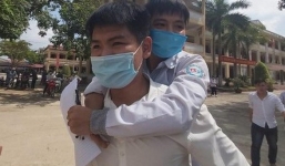 Cái kết như mơ cho nam sinh 10 năm cõng bạn đến trường