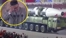 Giải mã giọt nước mắt lạ thường của Kim Jong-un trước hàng chục nghìn người dân Triều Tiên