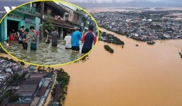 Xót xa trước cảnh TP Huế ngập trắng nước, người dân đi thuyền giữa phố