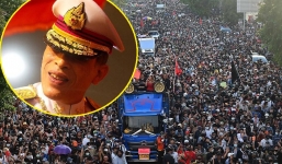 Biển người biểu tình vây đoàn xe hoàng gia Thái Lan khiến hoàng hậu hoảng sợ