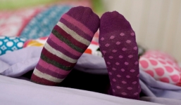 Sự thật về việc đi tất khi ngủ khiến người ủng hộ, kẻ phản đối