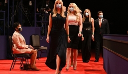 Gia đình ông Trump làm điều chưa từng có trong buổi 'so găng' cuối cùng