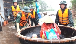 Phóng viên từ tâm lũ bức xúc: 'Quân đội cứu hộ họ có nhiệm vụ riêng của mình, không phải công cụ để livestream'