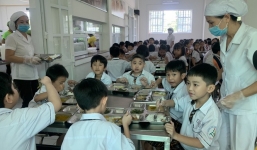 Bữa ăn bán trú bị cắt xén, hiệu trưởng lên tiếng xin lỗi