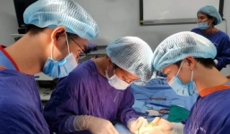 Giải cứu người đàn ông ‘chào cờ’ suốt 30 giờ