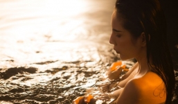 Tin giải trí hot nhất tối 2/12: Ngọc Trinh dạy Chi Pu bằng ngôn từ thô tục, Vợ Huấn 'hoa hồng' có thái độ lạ khi chồng bị đánh