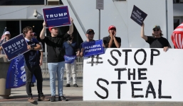 Nhóm của Trump tung bằng chứng gian lận bầu cử gây náo động