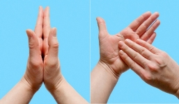8 tư thế nắm tay trong 5 phút khiến bạn 'không biết đau ốm là gì'