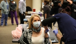 Người tiêm filler gặp phản ứng phụ khi dùng vắc xin Covid-19 gây lo sợ