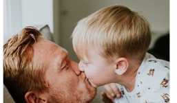 3 lý do khiến bố mẹ ngừng hôn môi trẻ ngay lập tức