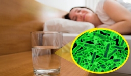 Lý do không nên để một cốc nước ở đầu giường ngủ qua đêm