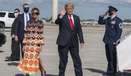 Khoảnh khắc bà Melania mặt lạnh băng, bỏ mặc Trump, phớt lờ truyền thông ngay khi rời Nhà Trắng