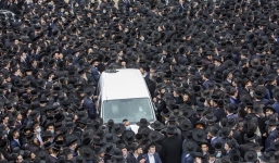 Hàng nghìn người tụ tập dự đám tang giáo sĩ nhiễm Covid-19 bất chấp lệnh cấm