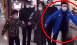 Trung Quốc bác tin người lấy mẫu Covid-19 từ hậu môn đi lạch bạch như chim cánh cụt