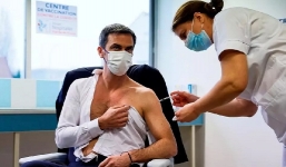 Bộ trưởng Y tế Pháp xả vai tiêm vắc xin Covid-19 khiến dân tình 'quắn quéo'