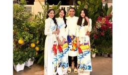 Quyền Linh mang dép tổ ong chụp ảnh Tết nhưng 2 bảo bối này mới chiếm spotlight