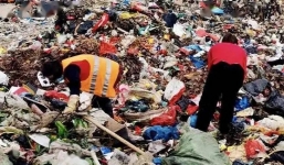 Mùng 1 Tết đi bới rác tìm lại gần 40 triệu đồng vứt nhầm đêm Giao thừa