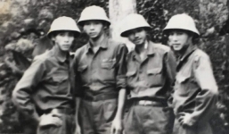 Xuất hiện ảnh 4 nghệ sĩ gạo cội đi bộ đội, dân mạng nhìn ngay ra ‘Ngọc Hoàng’ Quốc Khánh