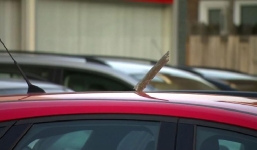 Mảnh vỡ máy bay Boeing rơi khiến 2 người bị thương